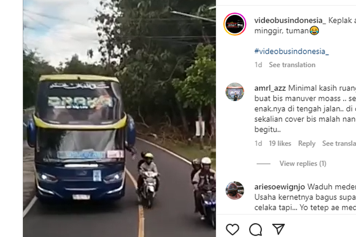 Pengendara motor kena keplak kru bus