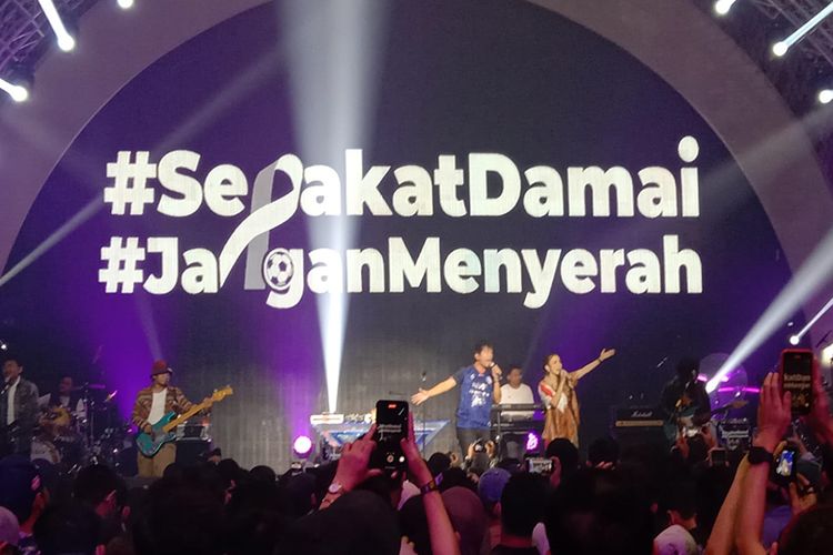 D'Masiv dan Momo berduet menyanyikan Jangan Menyerah pada gelaran Trebel Music Fest di Jakarta, Selasa (4//10/2022)