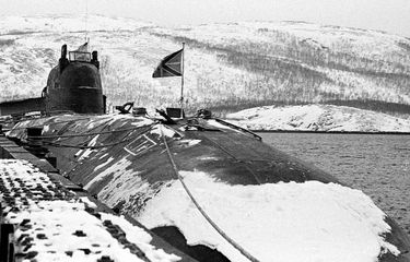 Foto pada Maret 1995 menunjukkan kapal selam Rusia Kursk berlabuh di Vidyavevo. Kapal selam Kursk tenggelam di Laut Barents, perairan es Arktik pada Agustus 2000 yang menewaskan 118 orang.