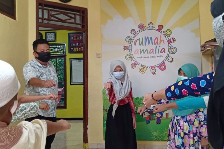 Pendiri Rumah Amalia M.Agus Syafii bersama anak-anak didiknya.
