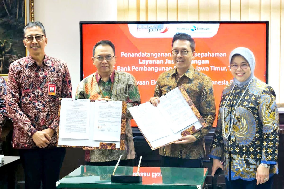 LPEI dan Bank Jatim memperkuat eksportir Jatim untuk lebih mendunia dan mendongkrak perekonomian Indonesia. Hal ini dituangkan dalam nota kesepahaman (MoU) yang ditandatangani Direktur Pengembangan Bisnis LPEI Maqin U Norhadi dan Direktur Keuangan Treasury abd Global Service Bank Jatim Edi Masrianto di Surabaya, Kamis (16/11/2023). 
