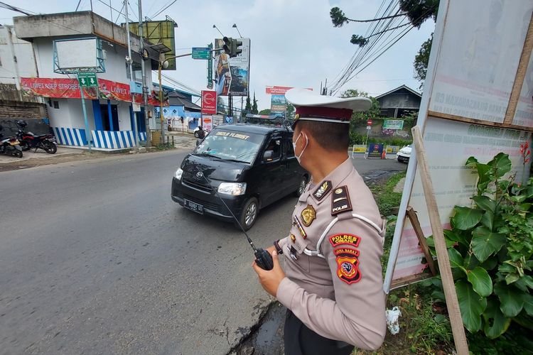 Arus lalu lintas di kawasan wisata Lembang, Bandung Barat, Sabtu (14/5/2022).