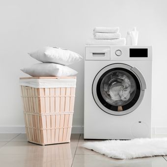 Ilustrasi mesin cuci, ilustrasi mencuci bantal dengan mesin cuci. 