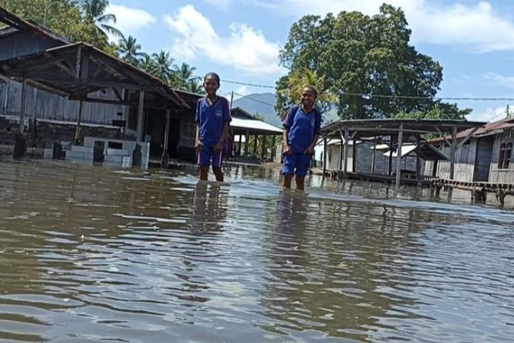 Foto: Banjir rob rendam puluhan rumah warga di Desa Talibura, Kecamatan Talibura, Kabupaten Sikka, Jumat (17/6/2022).