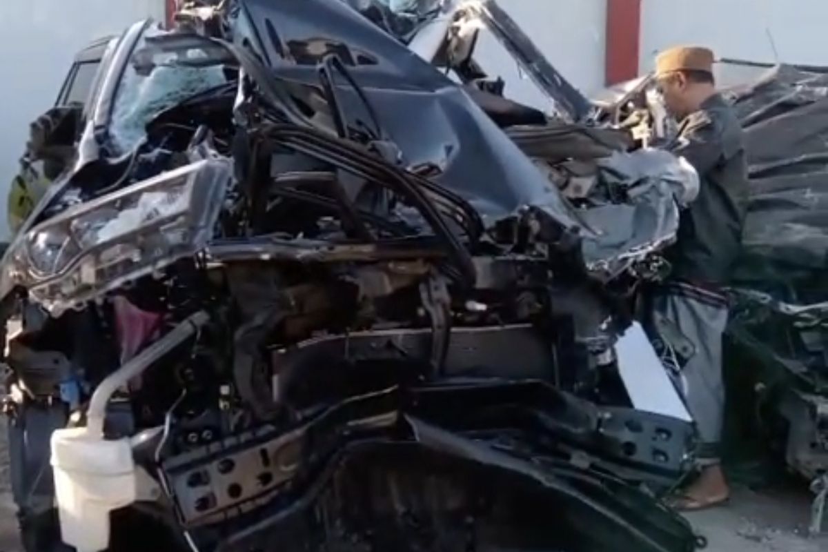 Kondisi Mobil Innova Zenix dengan Nopol N 1086 EL yang ditumpangi Ketua PCNU Pamekasan KH. Taufik Hasyim bersama keluarganya, Sabtu (14/6/2025)