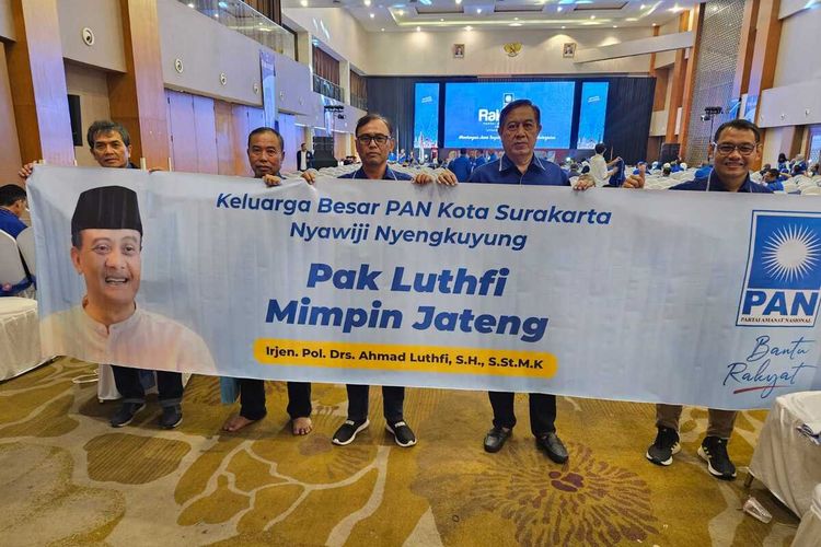 DPD Partai Amanat Nasional (PAN) Kota Solo, membawa spaduk dukungan mengusung Kapolda Jawa Tengah Irjen Pol Ahmad Luthfi maju sebagai bakal calon gubernur pada Pilkada Jateng 2024, Senin (10/6/2024).