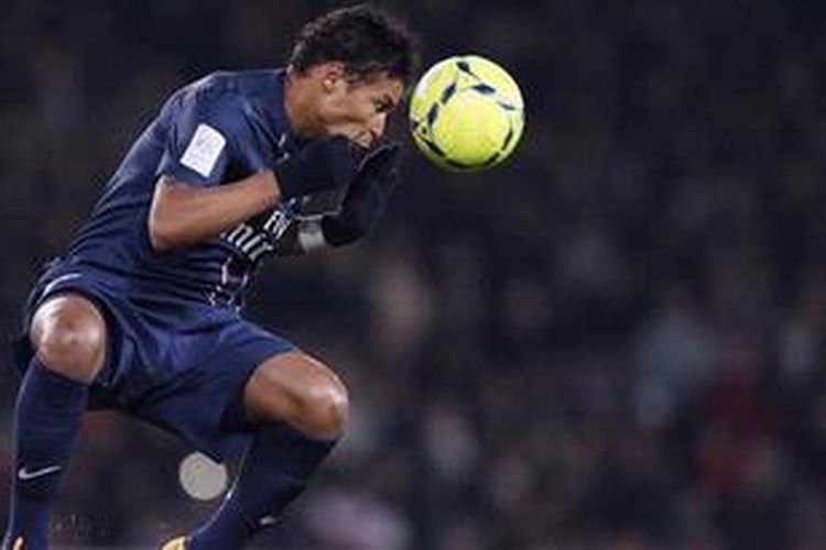 Bek Paris Saint Germain dari Brasil, Thiago Silva, menyundul bola dalam laga Ligue 1 melawan Ajaccio, Jumat (11/1/2013), di Stadion Parc des, Paris. Kedua tim akhirnya berbagi angka tanpa gol. 