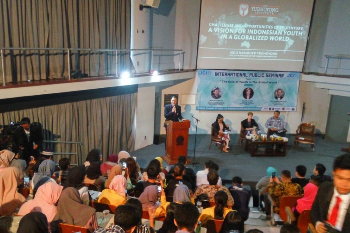 Direktur Eksekutif Yudhoyono Institute, Agus Harimurti Yudhoyono saat menjadi pembicara dalam seminar yang diadakan Junior Chamber International (JCI) di Auditorium Pusat Studi Jepang Universitas  Indonesia (UI) pada Rabu (13/9/2017).