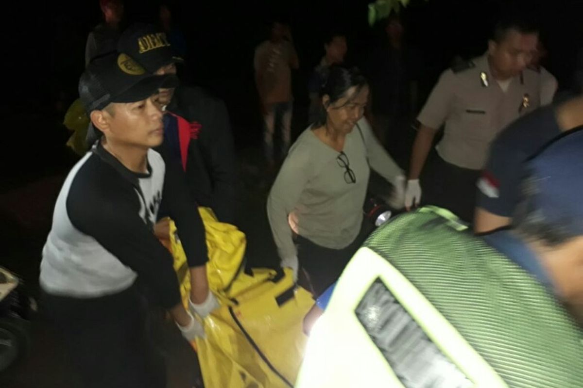 Petugas mengevakuasi jasad korban bunuh diri dengan cara menabrakkan diri ke kereta api di Perlintasan Pasar Serpong, Tangerang Selatan, Selasa (13/3/2018).