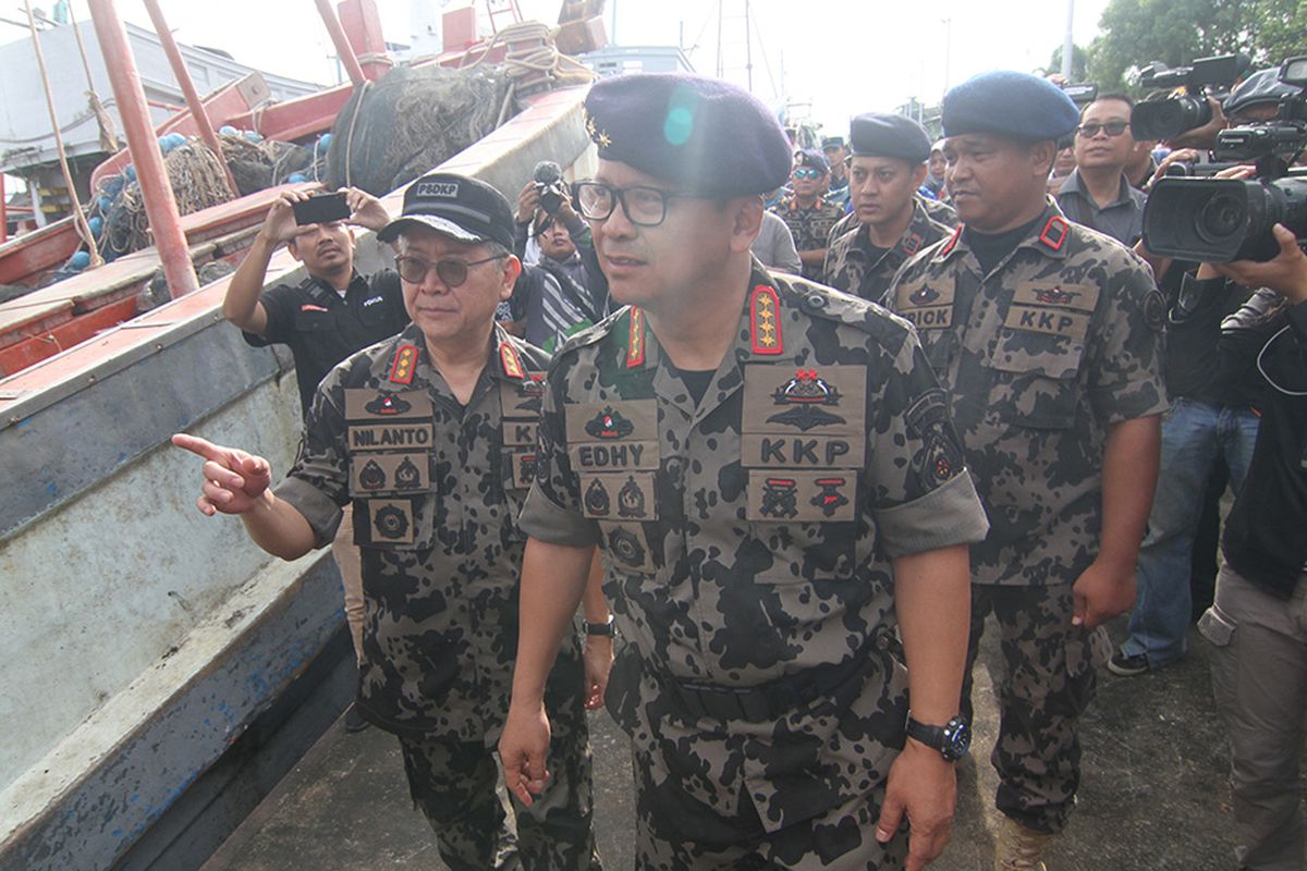 Menteri Kelautan dan Perikanan Edhy Prabowo (kedua kanan) meninjau kapal pencuri ikan berbendera Vietnam di Stasiun Pengawasan Sumber Daya Kelautan dan Perikanan (PSDKP) Pontianak di Sungai Rengas, Kabupaten Kubu Raya, Kalimantan Barat, Kamis (9/1/2020). Menteri Kelautan dan Perikanan Edhy Prabowo menyatakan tiga kapal pengawas Kementerian Kelautan dan Perikanan yaitu KP Orca 3, KP Hiu Macan 01 dan KP Hiu 011 berhasil menangkap tiga kapal pencuri ikan berbendera Vietnam beserta 36 ABK di Laut Natuna Utara pada Senin (30/12/2019).