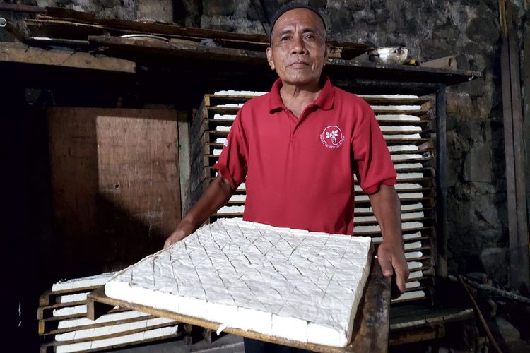 Saparudin, perajin tempe di Citeureup Bogor, yang kembangkan usaha ke pembuatan tahu.