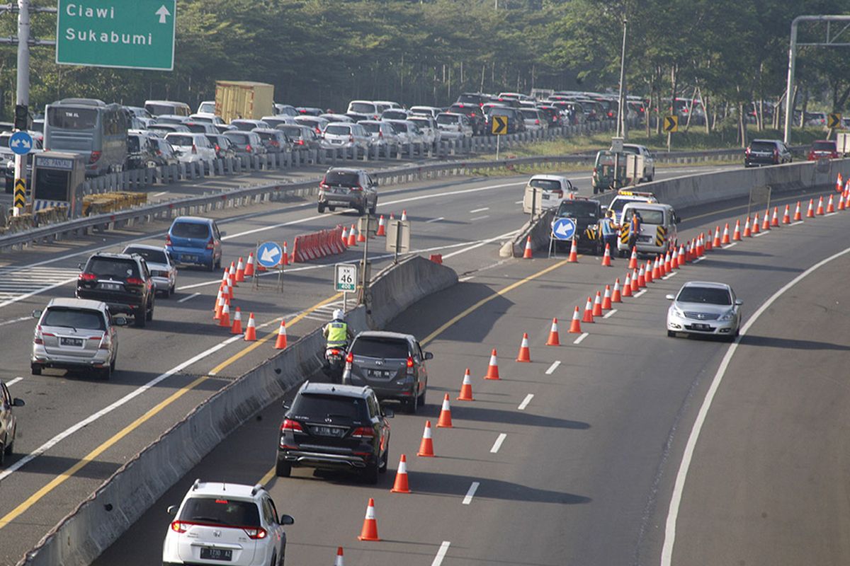 Kendaraan roda empat menggunakan jalur contraflow menuju arah Sukabumi di pintu keluar Tol Jagorawi KM 44, Bogor, Jawa Barat, Sabtu (1/8/2020). Tingginya volume kendaraan menuju Puncak Bogor menyebabkan jalur menuju arah Sukabumi tersendat sehingga Sat Lantas Polres Bogor memberlakukan rekayasa lalu lintas sistem lawan arus (contraflow) untuk mengurai kemacetan. ANTARA FOTO/Yulius Satria Wijaya/hp.