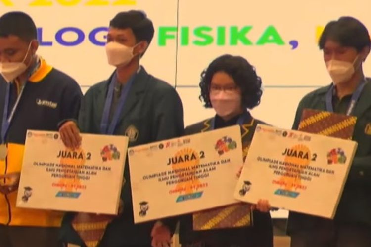 Joan Nadia (ketiga dari kiri), mahasiswi I3L jurusan Biomedicine menjadi salah satu juara pada ONMIPA 2022 bidang Biologi.

