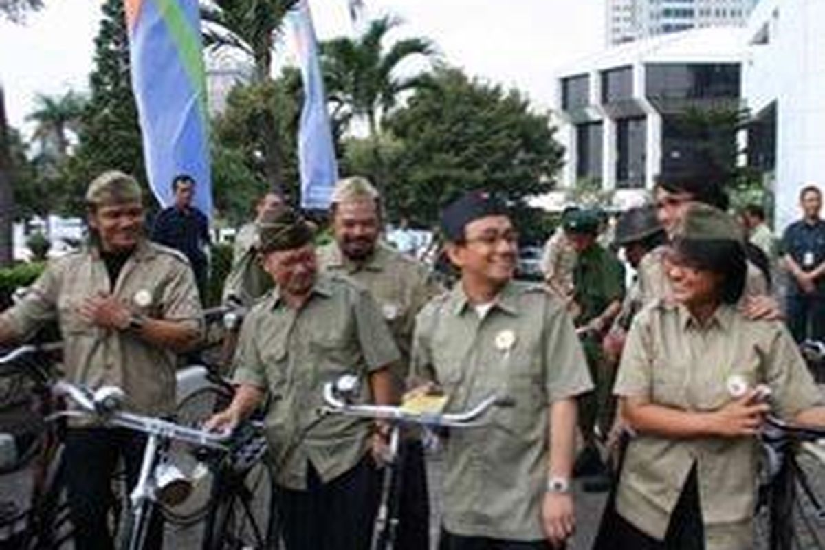 Dirjen Postel Basuki Iskandar (depan kiri berkacamata) dan Presiden Direktur XL Hasnul Suhaimi (depan kanan) bersama para juri Indonesia Berprestasi Award (IBA) 2008 antara lain Adrie Subono, Ninok Leksono, dan Artika Sari Devi, sesaat sebelum peluncuran Program IBA dengan naik sepeda onthel di Jakarta, Senin (19/5).   