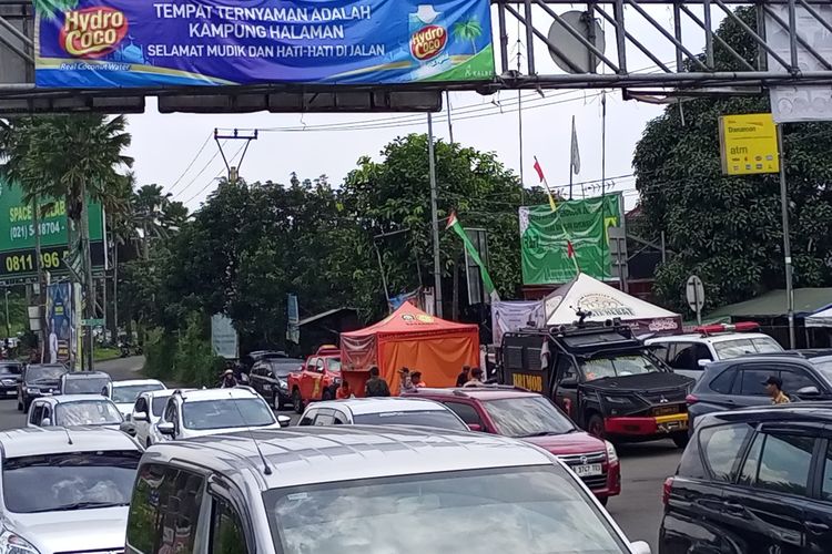Kondisi arus lalu lintas kendaraan di kawasan wisata Puncak, Bogor, Jawa Barat, Kamis (11/4/2024) siang.