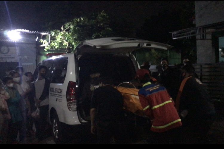 Jenazah pria paruh baya berinisial AK (55) yang meninggal dunia di rumahnya di kawasan Jalan Mohammad Kahfi 1, Cipedak, Jagakarsa, Jakarta Selatan pada Rabu (29/9/2021) malam diantar ke Rumah Sakit Fatmawati.
