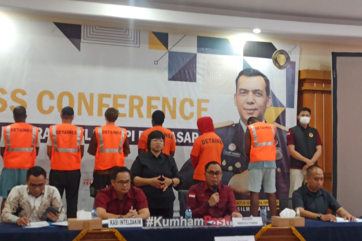 Kantor Imigrasi Kelas I TPI Denpasar saat merilis pengungkapan kasus penyalahgunaan izin tinggal sejumlah warga negara asing (WNA) di Bali, pada Jumat (23/8/2024). Kompas.com/ Yohanes Valdi Seriang Ginta