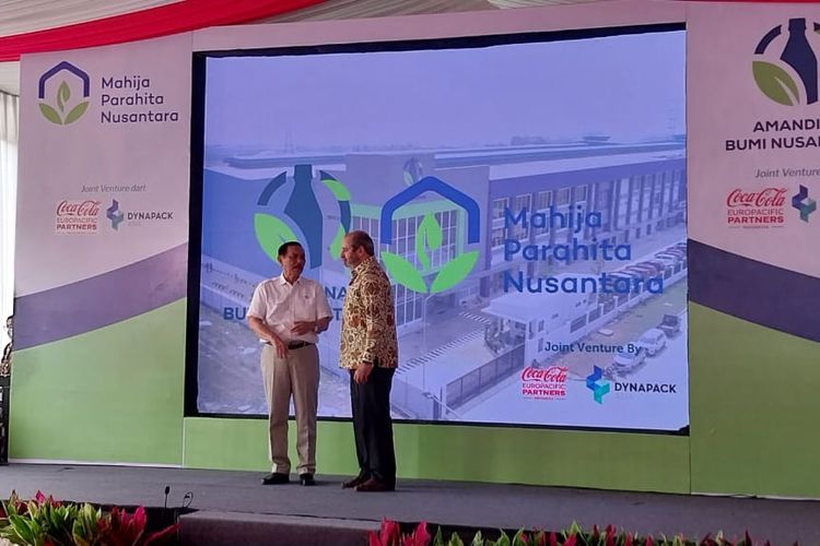 Menteri Koordinator Bidang Kemaritiman dan Investasi Luhut Binsar Pandjaitan meresmikan pabrik daur ulang hasil kerja sama Coca-Cola Europacific Partners Indonesia (CCEP Indonesia) bekerja sama dengan PT Amandina Bumi Nusantara (Amandina), di Cikarang Utara, Rabu (8/2/2023).