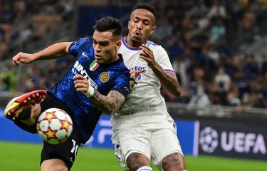 Lautaro Martinez (kiri) berduel dengan Eder Militao (kanan) pada laga pertama Grup D Liga Champions yang mempertemukan Inter Milan vs Real Madrid di Stadion Giuseppe Meazza pada 15 September 2021.