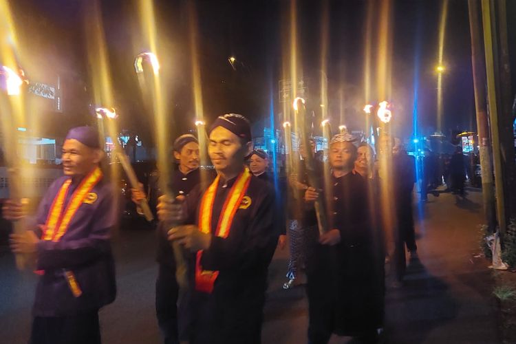 Peserta kirab Hari Jadi Sumowono membawa obor menuju Sendang Kali Lanjan, Minggu (14/9/2025) 