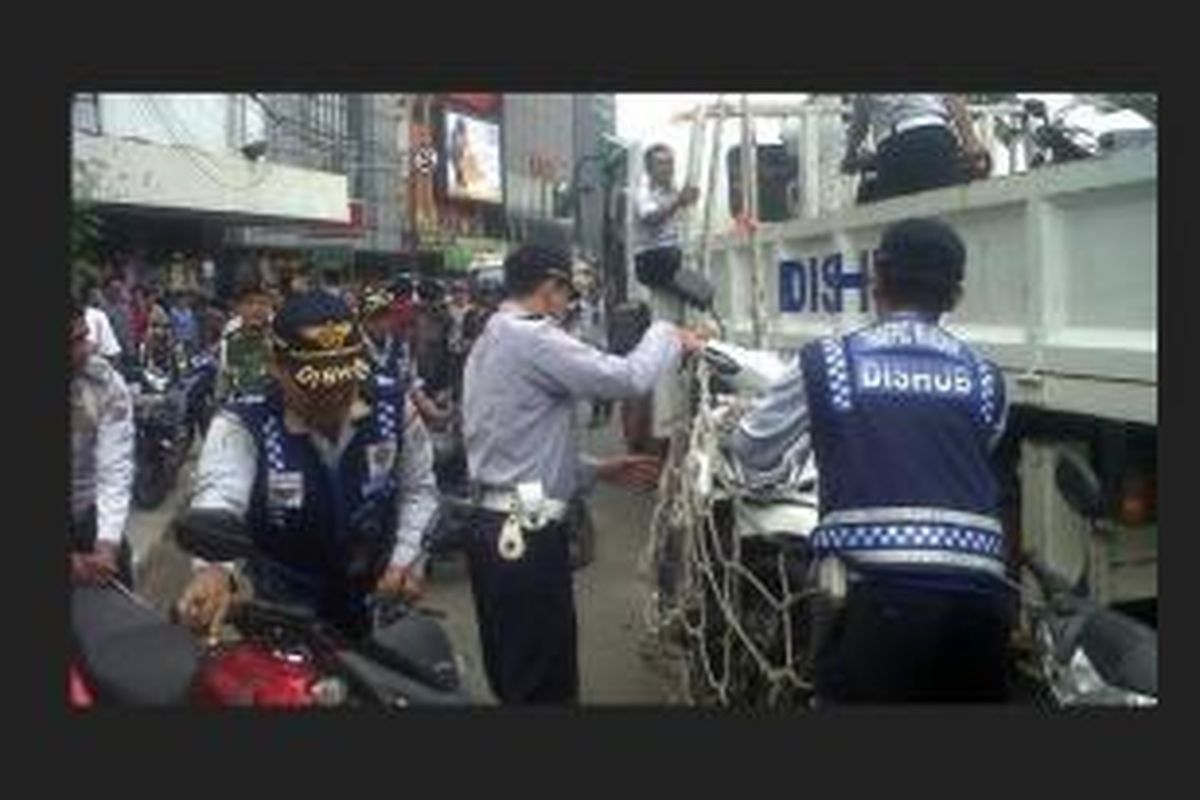 Dinas Perhubungan (Dishub) DKI Jakarta melakukan penertiban parkir liar di Jalan Suryopranoto, Gambir, Jakarta Pusat, Kamis (26/11/2014). Puluhan motor diangkut dengan jala ke atas truk milik Dishub. 