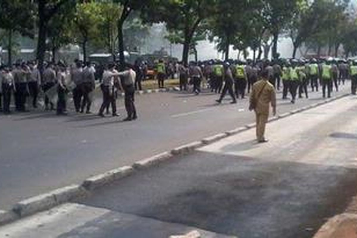 Ribuan massa FUI bentrok dengan aparat polisi di depan Kedubes AS, Jalan Medan Merdeka Selatan, Jakarta Pusat. Aksi ini dilatarbelakangi peredaran film Innocence of Muslims yang dianggap menghina Nabi Muhammad SAW.