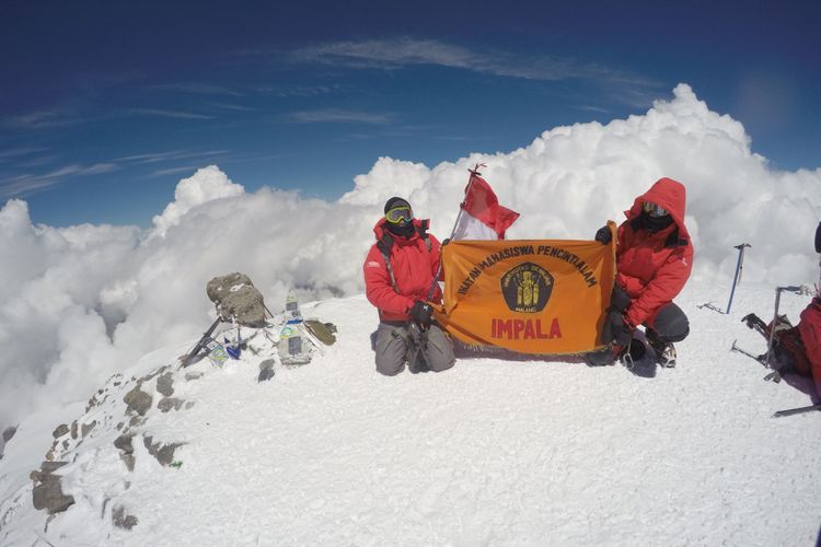 Gede Krisna Adiwiradarma (kiri) dan Ahmad Sholahudin Yazid (kanan), tepat pukul 11.50 sampai di
puncak barat Elbrus (5.642 mdpl), 16 Agustus 2017. 
