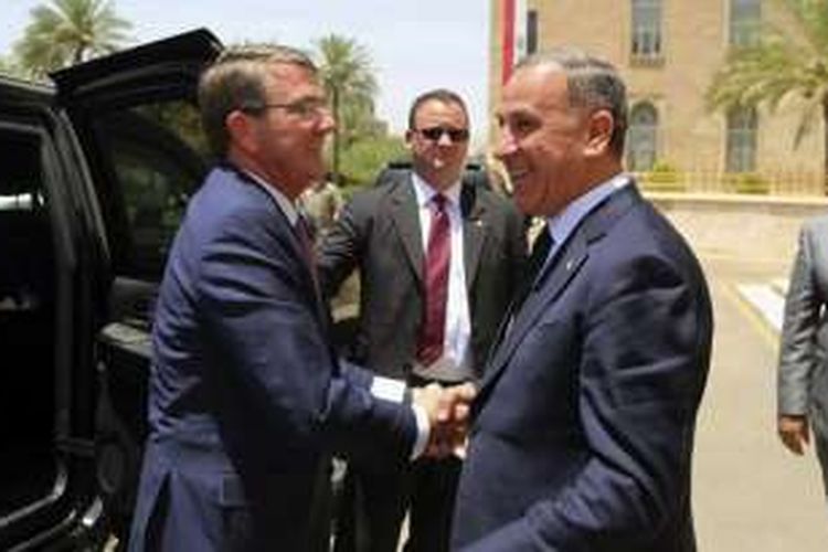 Menteri Pertahanan Amerika Serikat, Ashton Carter (kiri) disambut Menteri Pertahanan Irak,  Khaled al-Obeidi, ketika ia tiba di kantor Kemenhan di Baghdad, Senin (11/7/2017).
