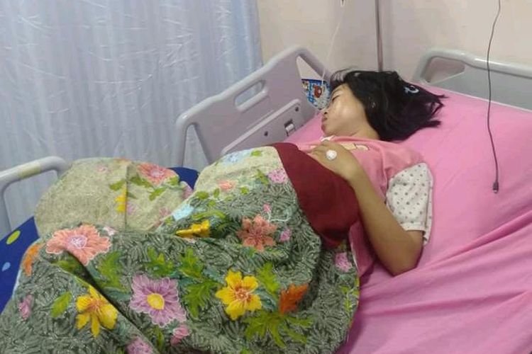 Yulianda (18) pelajar Nunukan terbaring di bangsal RSUD Malinau Kaltara sesaat sebelum operasi