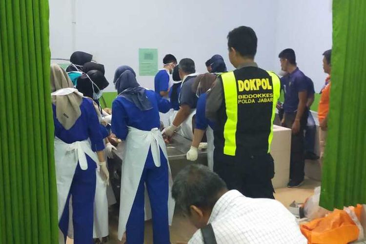 Tim kedokteran Forensik Polda Jawa Barat sedang mengotopsi mayat siswi perempuan berseragam Pramuka yang ditemukan di drainase depan SMPN 6 Tasikmalaya di Kamar Mayat RSUD Kota Tasikmalaya, Selasa (28/1/2020).