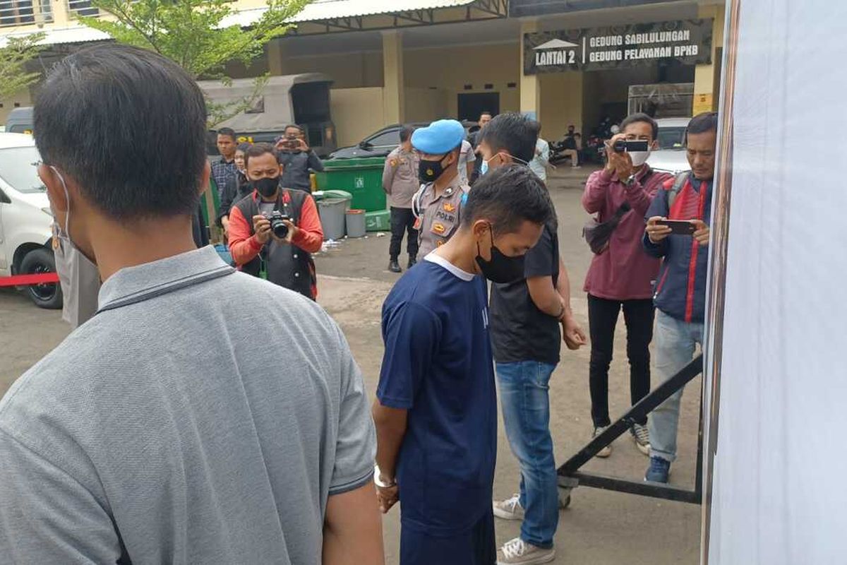 Jajaran Polresta Bandung berhasil mengamankan tersangka pencabulan terhadap anak di bawah umur. Tersangka mengiming-imingi korbannya dengan Es Krim dan Handphone