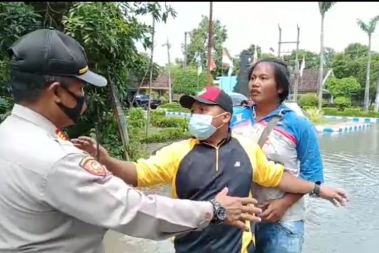 Tangkapan layar saat seorang warga korban banjir di Dusun Beluk, Desa Jombok, Kecamatan Kesamben, Kabupaten Jombang, Jawa Timur, memprotes Bupati Jombang Mundjidah Wahab, Rabu (13/1/2021).