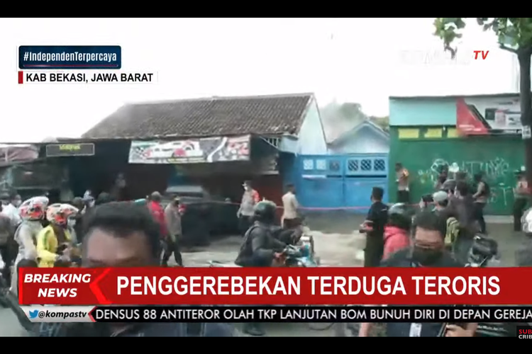 Penampakan rumah tempat tinggal seorang terduga teroris yang diamankan polisi di Cibarusah, Serang Baru, Kabupaten Bekasi, Senin (29/3/2021).