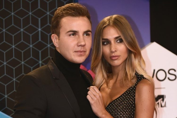 Bintang Borussia Dortmund, Mario Gotze (kiri) bersama kekasihnya, Ann-Kathrin Brommel (kanan).