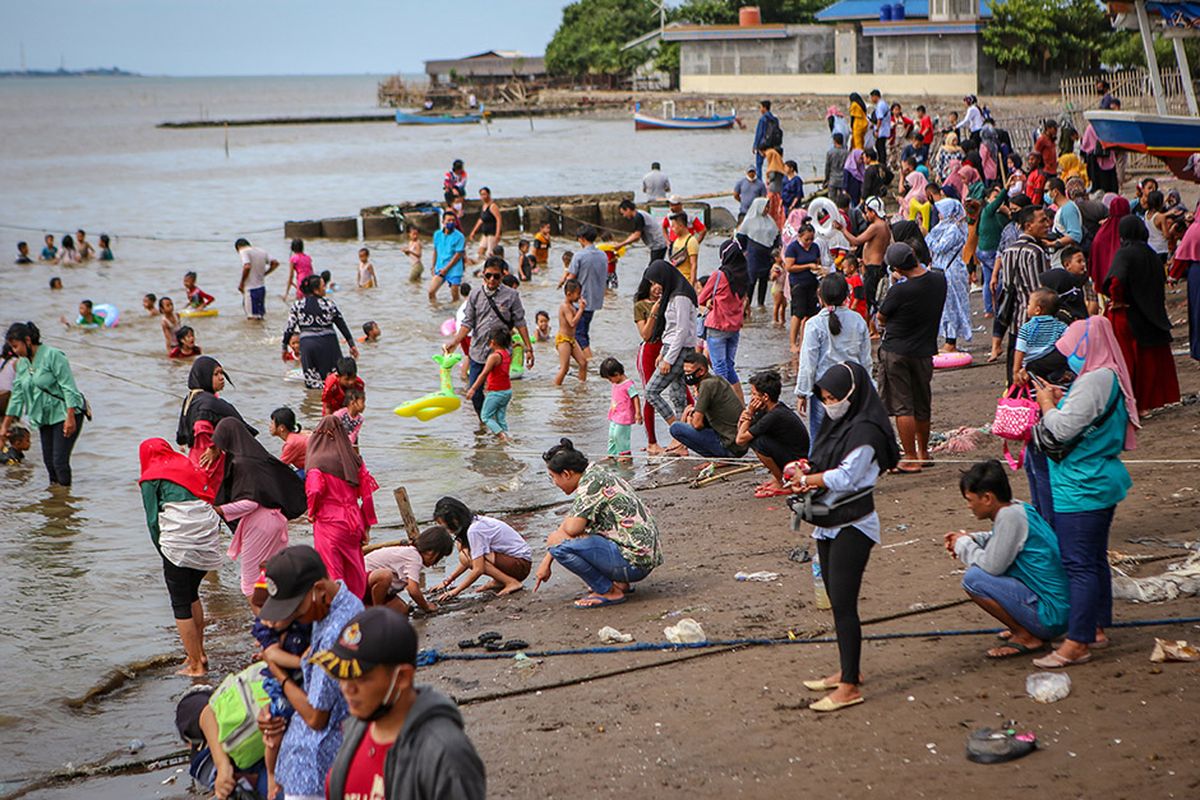 Sejumlah wisatawan memadati kawasan wisata Pantai Tanjung Pasir, Kabupaten Tangerang, Banten, Selasa (26/5/2020). Tempat wisata tersebut terlihat dipadati wisatawan meski penerapan Pembatasan Sosial Berskala Besar (PSBB) di Tangerang Raya masih berlangsung.