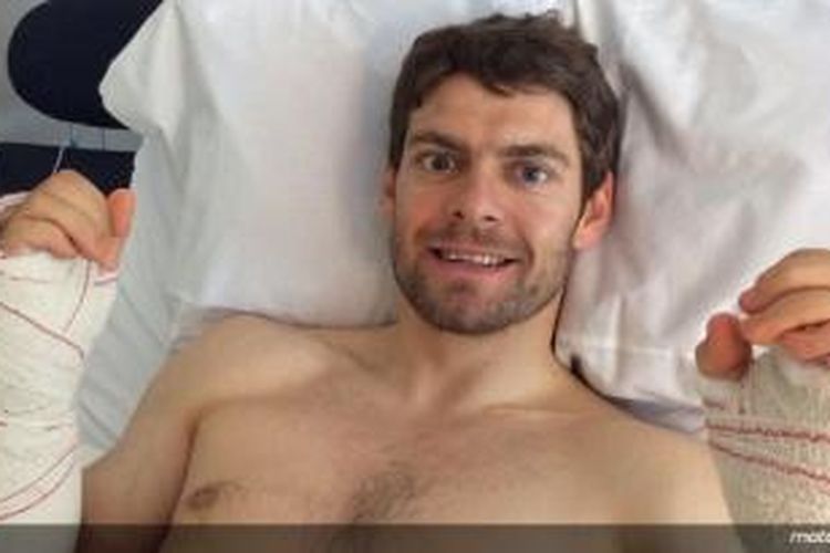 Pebalap Ducati asal Inggris, Cal Crutchlow, memamerkan kedua tangannya yang baru saja dioperasi oleh dokter Xavier Mir di Barcelona, Selasa (15/7/2014).