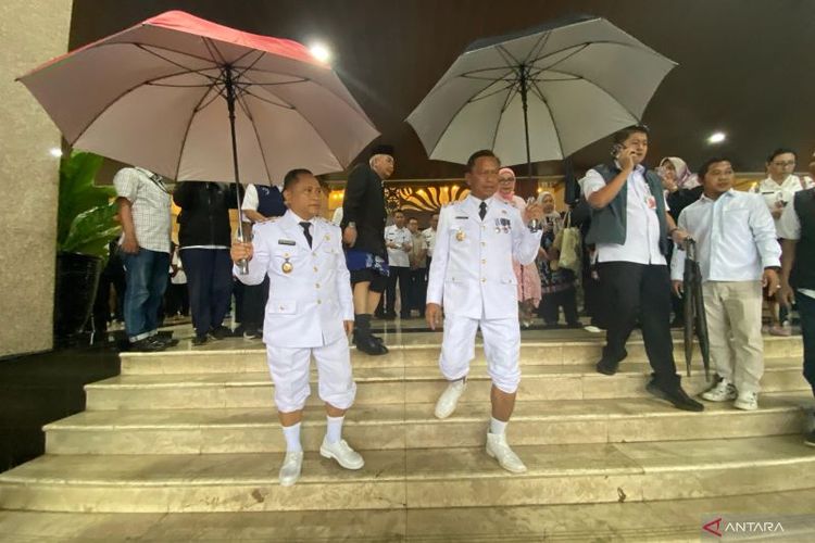 Dilantik Jadi Walkot Jaktim, Munjirin Hujan-hujanan Naik Transjakarta ke Balai Kota