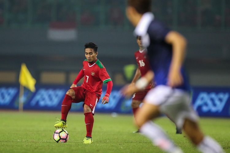 Pemain timnas Indonesia Taufiq Merebut bola dengan pemain timnas Kamboja di Stadion Patriot Candrabaga, Bekasi, Jawa Barat, Rabu (4/10/2017). Timnas Indonesia Menang 3-1 melawan Timnas Kamboja.