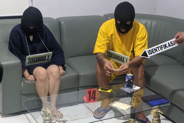 Rekonstruksi peracikan sianida dalam kasus percobaan pembunuhan suami oleh istri dan selingkuhannya di Mapolsek Kelapa Gading, Jakarta Utara