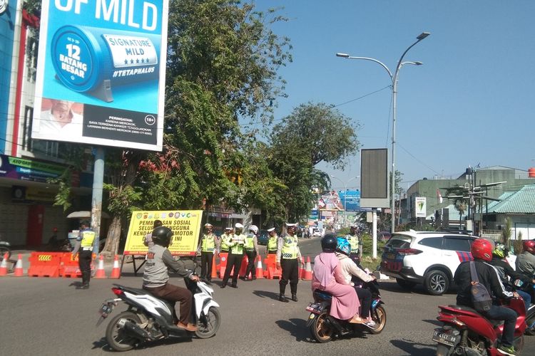 Selama PPKM Darurat, polisi melakukan rekayasa lalu lintas di Jalan Ahmad Yani pada traffic light RMK dan Jalan Tuparev pada Bundaran Mega Mall.