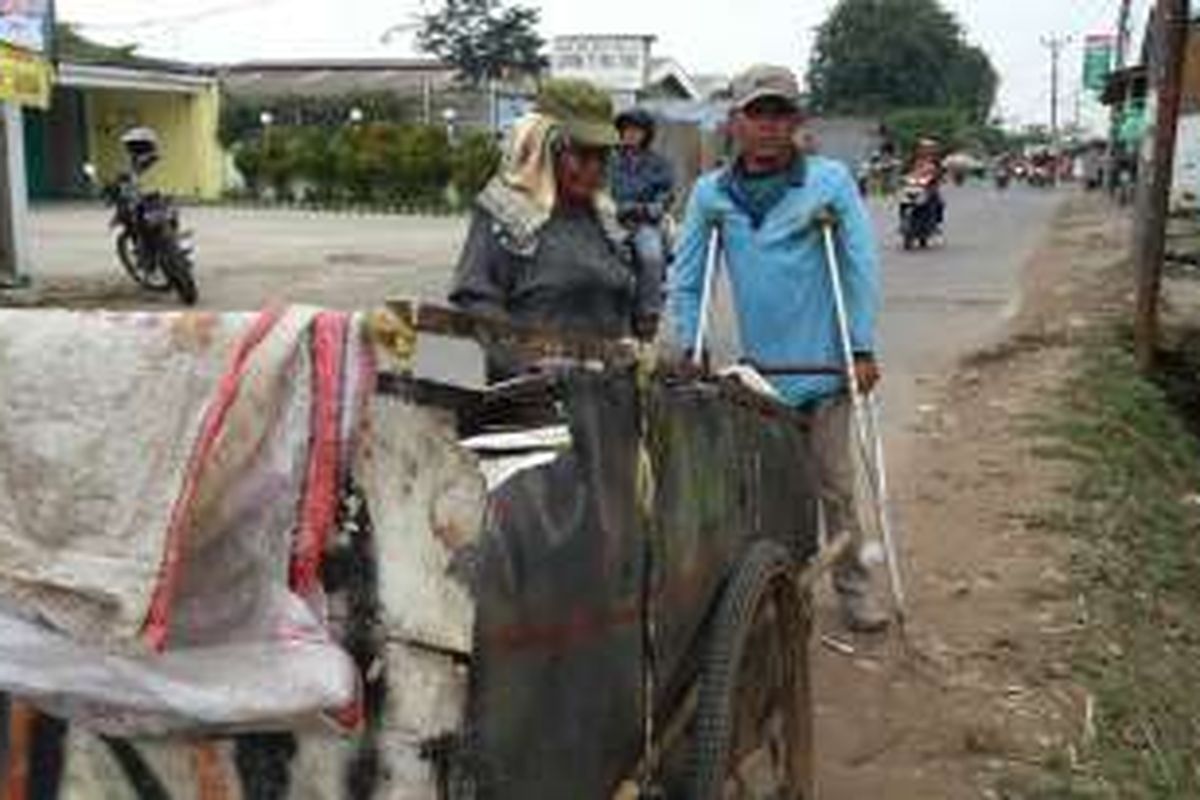 Dari kanan, Yolandi (30), penyandang disabilitas dan ibunya, Mumun (70) yang bekerja sebagai pengumpul barang bekas di daerah Tangerang.