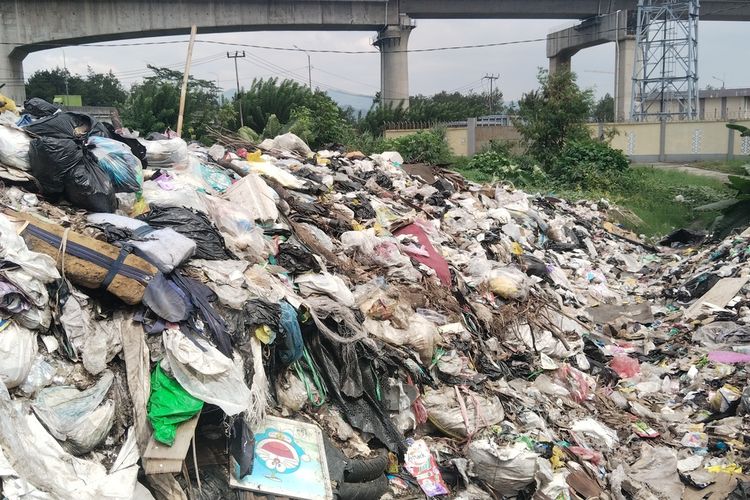 Tumpukan sampah di Tempat Penampungan Sementara (TPS) Jalan Gempol Sari, Bandung Kulon, Kota Bandung, Jawa Barat,