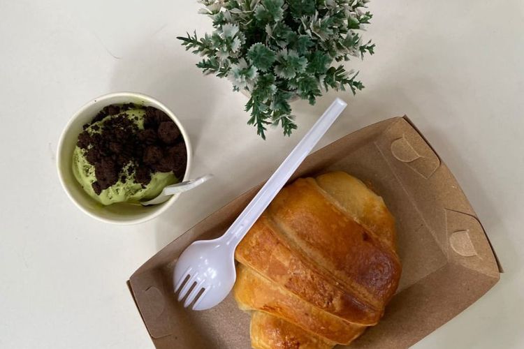 Es krim matcha dan kroisan, menu favorit di Rumah Oma Surabaya