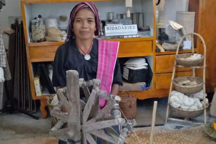Pembuatan benang dari kapas Lombok