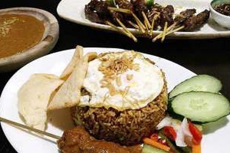 Menu sate dan nasi goreng di Restoran Kampoeng Indonesia di Hongkong.