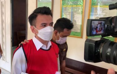 Terdakwa Adam Deni hadir dalam sidang lanjutan perkaranya dengan Ahmad Sahroni, Senin (25/4/2022) di Pengadilan Negeri (PN) Jakarta Utara.
