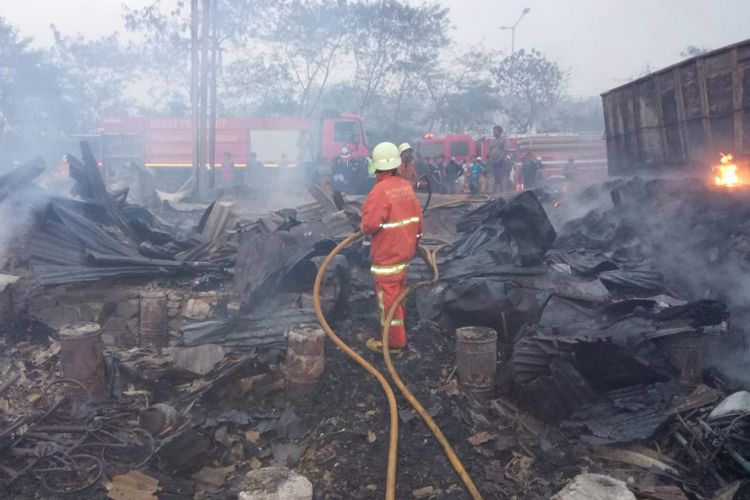 Kebakaran di Cakung, bapak dan anak tewas berpelukan menggendong, Kamis (26/7/2018)