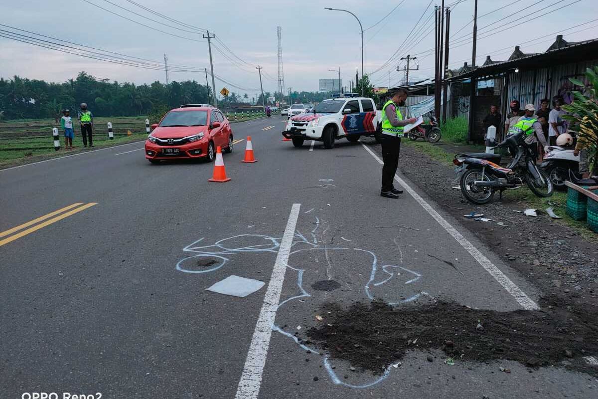 Lansia Tewas Saat Menyeberang Jalan Padat Kendaraan dengan Motor, Tabrakan  dengan Motor Lain