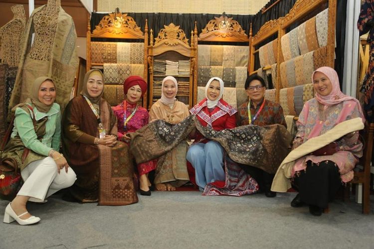 Feby Deru tampil berbalut kain Tanjung