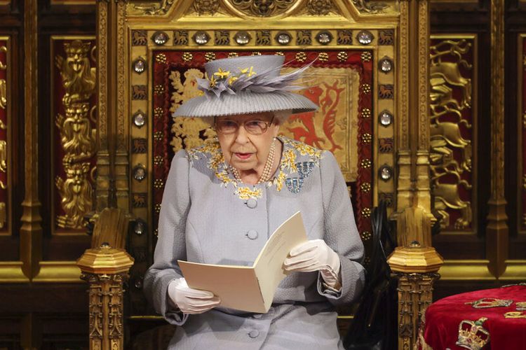 Ratu Elizabeth II dari Inggris menyampaikan pidato di House of Lords selama Pembukaan Parlemen di Istana Westminster di London, Selasa 11 Mei 2021.